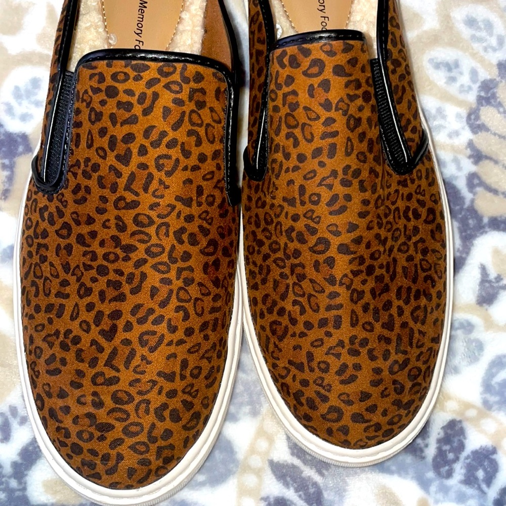 Cute leopard print slides
